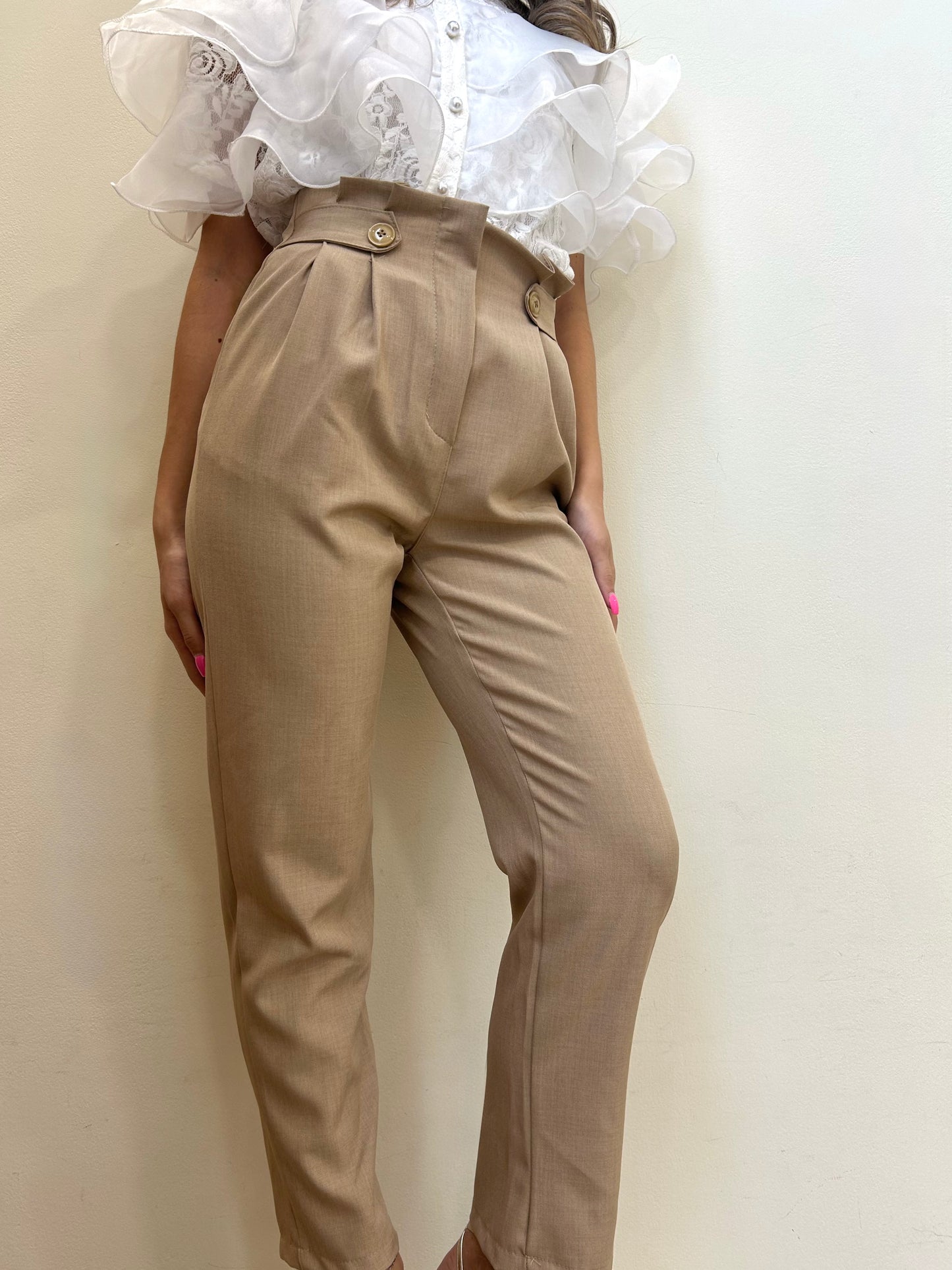 PANTALONE CON BOTTONI LATERALI