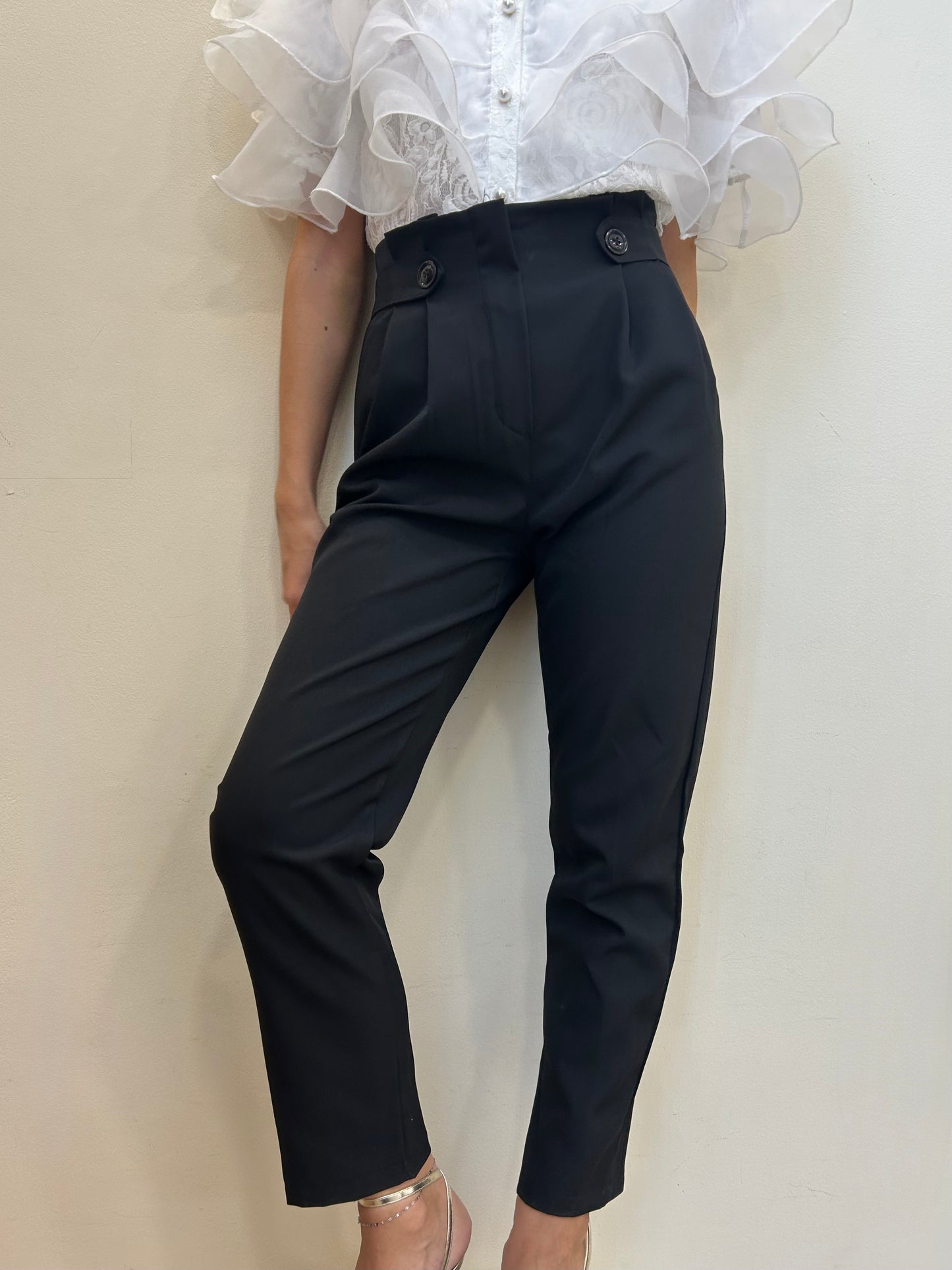 PANTALONE CON BOTTONI LATERALI